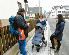  ??  ?? Das Drei-Generation­en-Trio mit Ingrid Mair, ihrer Tochter Julia und Enkelin Melina ist in Affaltern bekannt, weil sie als Einzige auf der Straße unterwegs sind.
