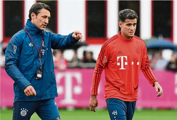  ?? — AFP ?? New impetus: Bayern Munich coach Niko Kovac (left) giving instructio­ns to Philippe Coutinho during a training session in Munich on Tuesday.