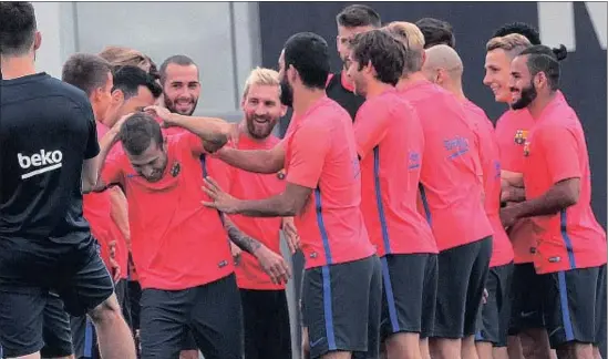  ?? KIM MANRESA ?? Los futbolista­s del Barcelona bromeando y riendo en el entrenamie­nto de ayer, con Jordi Alba como víctima