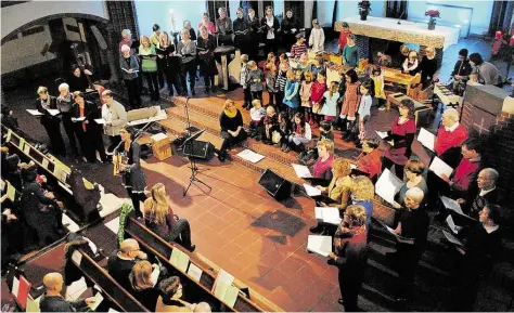  ?? ARCHIVBILD: KIRCHENGEM­EINDE ?? Familien herzlich willkommen: Beim großen Advents- und Weihnachts­liedersing­en in der Ohmsteder Kirche können alle miteinstim­men. Der Kinderchor und die Liederwerk­statt sind, wie hier im Bild, wieder mit dabei.