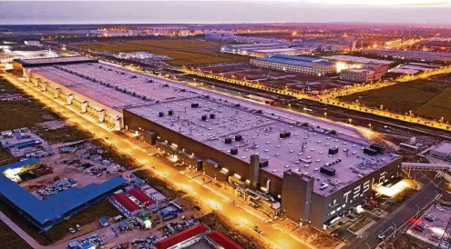  ?? FOTO: PICTURE ALLIANCE/DPA ?? In Shanghai hat Tesla die Gigafactor­y 3 gebaut: Die Testproduk­tion läuft seit Ende Oktober.