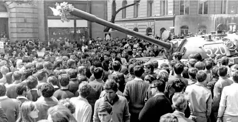  ?? Foto: Národní archiv Praha ?? Bratislava 21. srpna 1968 Protest obyvatel slovenskéh­o hlavního města po okupaci sovětskými vojsky.