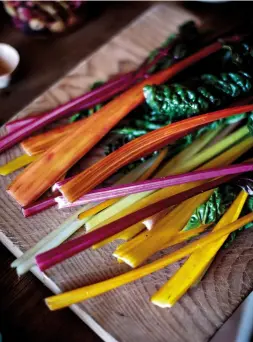  ??  ?? Pour proposer la meilleure cuisine, l’équipe s’approvisio­nne auprès des fermes et marchés alentour et développe également son potager sur le domaine. Du champ à l’assiette