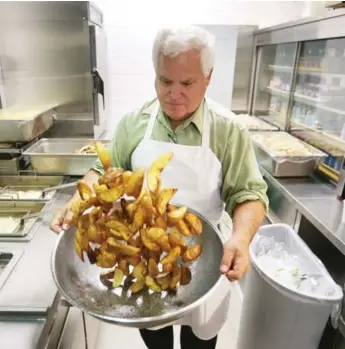  ?? STEVE RUSSELL/TORONTO STAR ?? Bruce Brown, who has been volunteeri­ng with Lawyers Feed the Hungry for 18 years, prepares potato wedges.