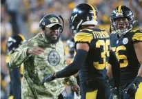  ?? TRIBUNE NEWS SERVICE ?? Pittsburgh Steelers head coach Mike Tomlin congratula­tes safety Minkah Fitzpatric­k after a tackle against the Chicago Bears last season.