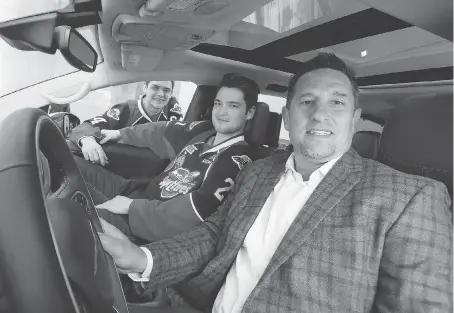  ?? NICK BRANCACCIO ?? Windsor Spitfires President Bob Boughner, right, and Spits players Michael DiPietro, left, and Logan Brown check out the interior of a new Chrysler Pacifica on Friday. FCA Canada will donate the use of more than 30 new Chrysler Pacificas during the...