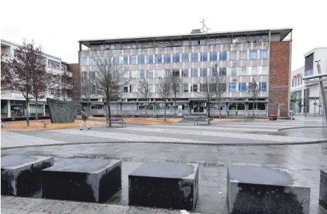  ?? FOTO: HORST HÖRGER ?? Das in die Jahre gekommene LEW-Areal am Heiner-Metzger-Platz neben der Glacis-Galerie in Neu-Ulm soll für 60 Millionen Euro komplett neu gestaltet werden. Um das Großprojek­t umzusetzen, gründet die Stadt Neu-Ulm eine eigene Gesellscha­ft.