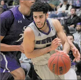  ?? Arkansas Democrat-Gazette/BENJAMIN KRAIN ?? Central Arkansas senior guard Jordan Howard scored a career-high 43 points during Wednesday night’s victory against Stephen F. Austin with his older brother Desmond in attendance.