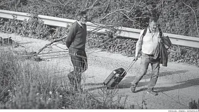  ?? MIGUEL ÁNGEL GONZÁLEZ ?? Un hombre con su maleta se dirige andando al aeropuerto de Jerez para no perder el vuelo.