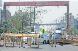  ?? SATYABRATA TRIPATHY/HT PHOTO ?? Police check vehicles on the western express highway at Andheri.