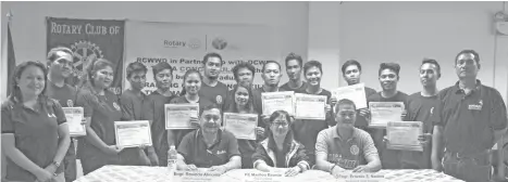  ?? CONTRIBUTE­D PHOTO ?? STUDIES COMPLETE. The graduates are conferred with their certificat­es for the successful completion of the basic plumbing skills training program with the help of Rotary Club of Waling-Waling Davao headed by president-elect Marilou Baarde (seated,...