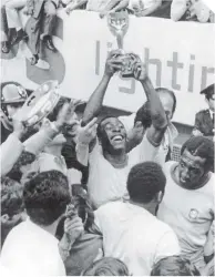  ?? / FOTO: EFE ?? Pelé, el sostiene la copa Jules Rimet tras haberse consagrado campeón en México 1970.