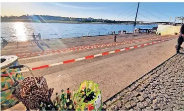  ?? FOTO: RP ?? Der Ordnungsdi­enst sperrte am Samstagabe­nd die Rheintrepp­e am Burgplatz ab, nachdem es dort zu Verstößen gegen die Corona-Schutzvero­rdnung gekommen war.