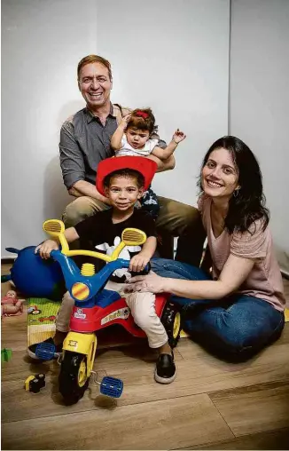  ?? Zanone Fraissat/Folhapress ?? Daniela e Marcos Ribeiro com os filhos Davi e Maria Vitória