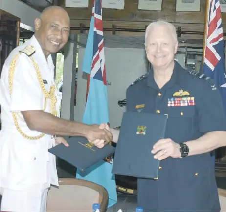  ?? Photo: Ronald Kumar ?? Republic of Fiji Military Forces Commander Rear Admiral Viliame Naupoto with Chief of the Australian Defence Force Air Chief Marshal Mark Binskin on October 20, 2017.
