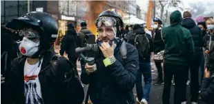  ??  ?? A côté des vidéos courtes, Brut. propose la couverture – sans limite de temps – de mouvements sociaux, meetings politiques… Figure du journalism­e immersif, Rémy Buisine a innové en diffusant en direct, sur Facebook, les actes des « gilets jaunes » sans le montage qui, sur d’autres antennes, alimente la défiance des internaute­s.