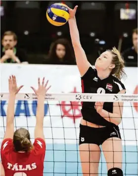  ??  ?? Mit dem Wechsel nach Italien geht für Kärntens Volleyball-Ass Katharina Holzer (am Ball) ein Traum in Erfüllung
GEPA