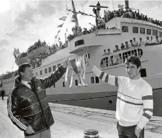  ?? ?? Above left: Alex Ferguson and McGhee hold the trophy aloft as the St Clair docks in Aberdeen following the return voyage from Gothenburg.