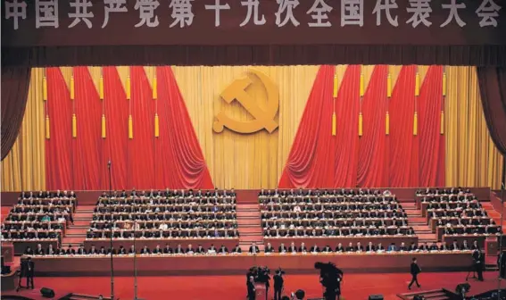  ??  ?? ► Vista general de los delegados en el cierre del XIX Congreso del PCCh en el Gran Palacio del Pueblo, en Beijing, ayer. SUS LIBROS