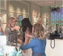  ?? PAUL GORES / MILWAUKEE JOURNAL SENTINEL ?? Kenosha native Kendra Scott (left) hugs employees Friday during a visit to Wisconsin's first Kendra Scott jewelry store, which opened last week at The Corners of Brookfield.