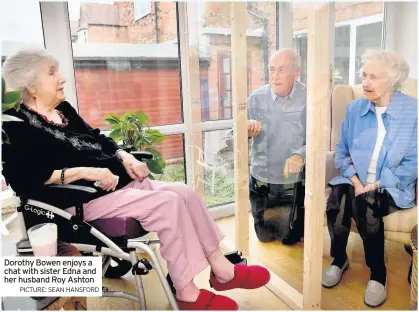  ?? PICTURE: SEAN HANSFORD ?? Dorothy Bowen enjoys a chat with sister Edna and her husband Roy Ashton