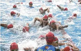  ?? —SHERWIN VARDELEON ?? Young triathlete­s knife through the pool during Saturday’s Ironkids race.