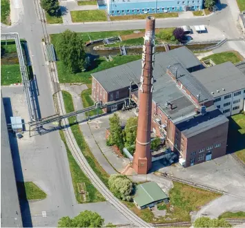  ?? Foto: Karl Rosengart ?? Der Abbruch des 83 Meter hohen Schornstei­ns von Trevira rückt näher. Am Dienstag ist dies Thema im Bauausschu­ss der Stadt Bobingen.