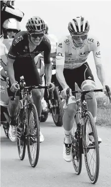  ??  ?? Richard Carapaz (izquierda) siguiendo de cerca al líder de la carrera, el eslovenota­dej Pogacar.