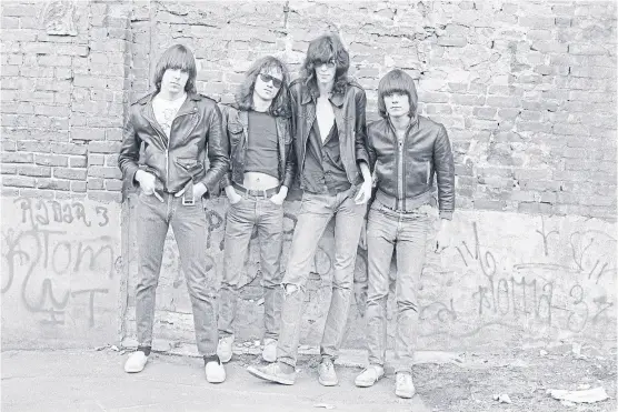  ??  ?? Los Ramones por Roberta Bailey, una veterana de las guerras punk detrás de la lente. A la derecha, García y Spinetta, “Rezo por vos”, de Hilda Lizarazu