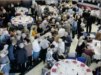  ??  ?? Nouveauté : l’apéritif a été servi au milieu de la salle.