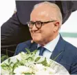  ?? Foto: dpa ?? Blumen zum Anfang: der neue DFB-Präsident Fritz Keller.