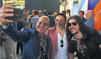  ?? (LA VOZ) ?? Para la “selfie”. Ángel Carabajal junto a Oscar Lajad y a Facundo Toro.