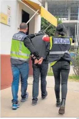 ?? DGP ?? Dos policías trasladan al detenido a la comisaría de Nervión.