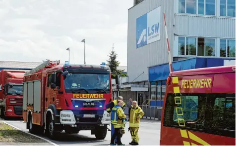  ?? Foto: Marcus Merk ?? Die Feuerwehr löschte gestern eine technische Regelungsa­nlage, die auf dem Gelände der Stahlwerke in Herbertsho­fen in Brand geraten war.