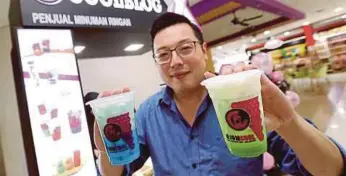  ??  ?? LOH menunjukka­n sebahagian daripada 10 minuman pilihan ramai yang disediakan di kios CoolBlog X.