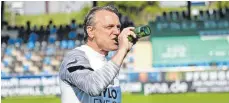  ?? FOTO: IMAGO/STEVEN MOHR ?? Elversberg­s Trainer Horst Steffen mit seinem Aufstiegs-Bier.