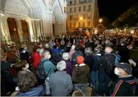  ??  ?? Longtemps divisée, la gauche s’est rassemblée hier soir devant la basilique Notre-Dame pour dénoncer la barbarie et les « dérives sécuritair­es » dans le pays. (Photo Eric Ottino)