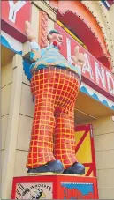  ?? Picture: AISHA AZEEMAH ?? Left: Luna Park is decorated with many whimsical art pieces.