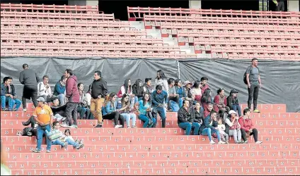  ?? Fotos: Henry Lapo / EXTRA ?? Así lucieron los graderíos del estadio Rodrigo Paz Delgado durante el partido que Deportivo Cuenca ganó 3-1 a Estudiante­s de Caracas.