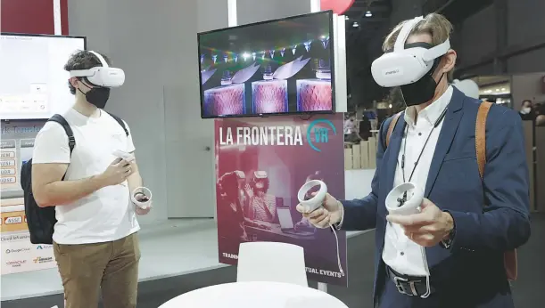  ?? QUIQUE GARCÍA/EFE ?? Visitantes prueban la tecnología de realidad virtual de la empresa española La Frontera