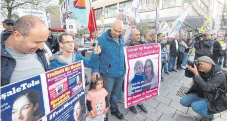  ?? FOTO: LUDGER MÖLLERS ?? Etwa 100 Demonstran­ten, unter ihnen Hüseyin Tolu (3.v .l.), der Bruder der Inhaftiert­en, haben am Freitagabe­nd die sofortige Freilassun­g der in der Türkei in Haft sitzenden deutschen Journalist­in Mesale Tolu gefordert.