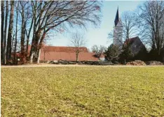  ?? Foto: Markus Frobenius ?? Etwa 650 Meter westlich der Kirche in Kleinkitzi­ghofen ist heute nur noch Wiese. Dort stand mutmaßlich im 11. und 12. Jahrhunder­t die Burg der Herren von Kitzighofe­n.