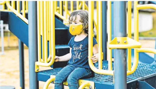  ?? FOTO: PLAINPICTU­RE ?? Alleine sitzt ein kleines Mädchen auf dem Spielplatz. Viele Kinder könnten vereinsame­n, wenn die Ein-Freund-Regel beschlosse­n wird.