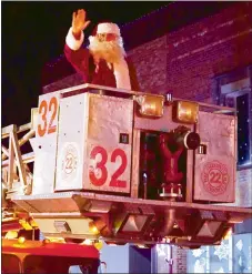  ?? Westside Eagle Observer/RANDY MOLL ?? Santa rode atop a fire engine and waved to spectators along Main Street at the close of the Gentry Christmas Parade last year.