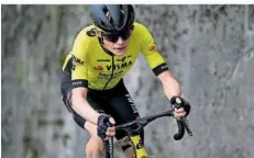  ?? FOTO: FERRARI/AP/DPA ?? Tour-Sieger Jonas Vingegaard kam bei der Baskenland-Rundfahrt zu Fall und wurde schwer verletzt. Wie lange er ausfällt, ist ungewiss.