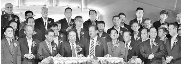  ??  ?? Hii (third left) with Wong (on his left) and others at EASS’ 39th anniversar­y celebratio­n dinner.