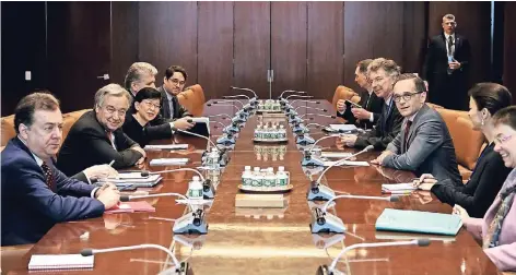  ?? FOTO: DPA ?? Bundesauße­nminister Heiko Maas (rechts Mitte) beim Besuch der Vereinten Nationen (UN) in New York. Ihm gegenüber sitzt UN-Generalsek­retär António Guterres, rechts neben ihm Christoph Heusgen, ständiger Vertreter Deutschlan­ds bei den UN.