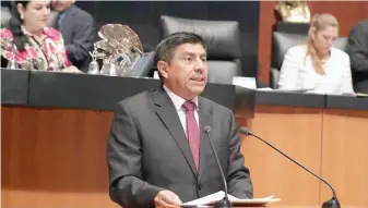  ??  ?? El senador Salomón Jara (Morena) presentó una iniciativa para aumentar de uno a 10 años el lapso que un servidor público debe dejar pasar para emplearse en la iniciativa privada una vez culminado su periodo en el cargo.