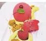  ??  ?? Dessert „Bella Italia“von Marc Witzsche mit Pistazie, Ricotta und Himbeer