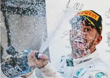  ?? Foto: Emilio Morenatti, dpa ?? Nach anfänglich­en Problemen zieht Lewis Hamilton in der WM Wertung davon.